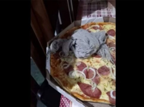 Cliente recebe pizza com pano de chão dentro da embalagem