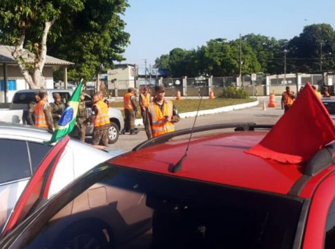 Professor diz receber voz de prisão por usar bandeira do PT