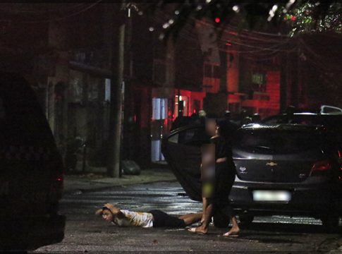 Marambaia: homem faz a mulher, o filho e motorista reféns
