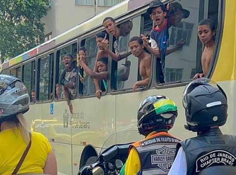 Jovens
que vaiaram motociata são revistados por PMs