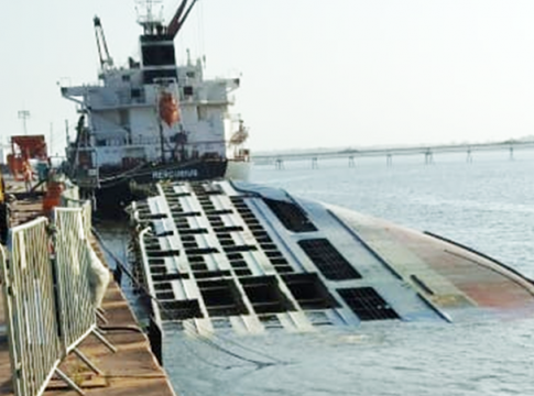 Empresa
pede mais R$ 20 milhões para tirar navio naufragado