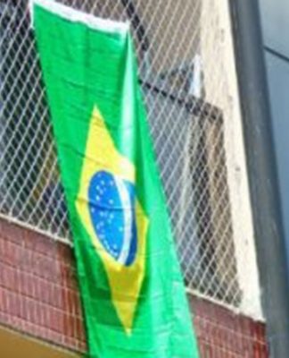 Bandeiras
em varandas e janelas podem gerar multas