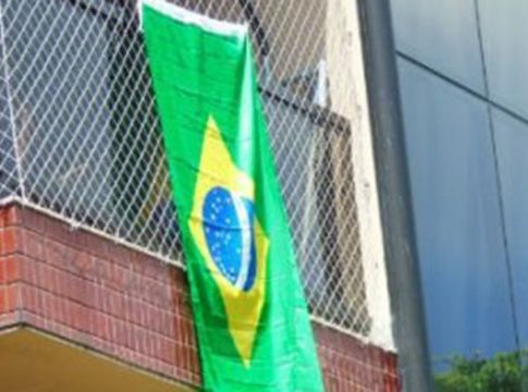Bandeiras
em varandas e janelas podem gerar multas