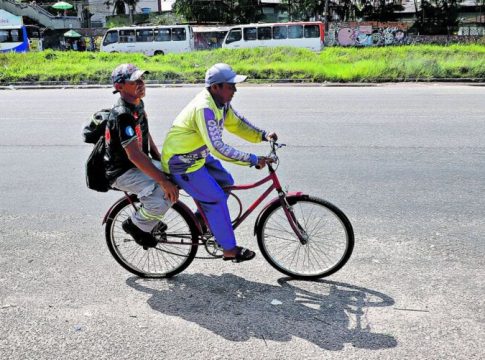Fugir do desemprego: "bike expresso" vira fonte de renda