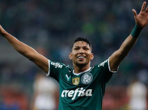 Saiba mais sobre a possível saída do atacante Rony do Palmeiras e os obstáculos burocráticos que estão adiando a transferência.