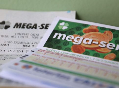 Os sorteios da Mega-Sena são realizados três vezes por semana, às terças, quintas e aos sábados.​

