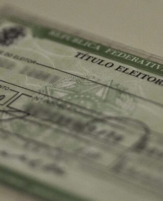 Para votar nas Eleições Municipais de 2024, a cidadã ou o cidadão precisa estar com o título de eleitor regular.
