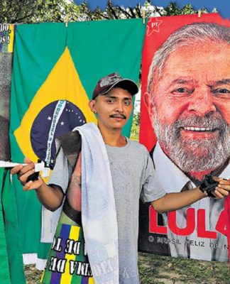 Vendedores querem faturar com produtos de políticos