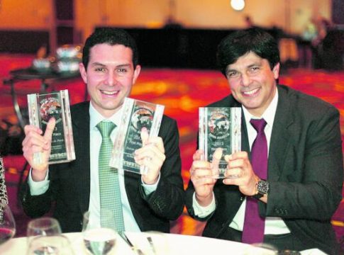 Belém, Pará, Brasil. O Jornal Diário do Pará ganhou destaque internacional ao conquistar 5 troféus do mais importante prêmio de marketing do mundo, concedido pela International Newsmedia Marketing Association (INMA Awards). A premiação aconteceu no dia 30 de abril no hotel Marriott Marquis, em Nova York, e reuniu executivos de mídia dos maiores jornais do mundo. Na foto, o diretor-presidente do Diário, Jader Barbalho Filho e o diretor geral do Grupo RBA, Camilo Centeno com os troféus. 30/04/2013. Foto: Divulgação/Diário do Pará