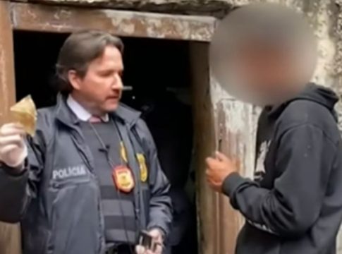 Vídeo: homem confunde delegado com traficante e pede Crack