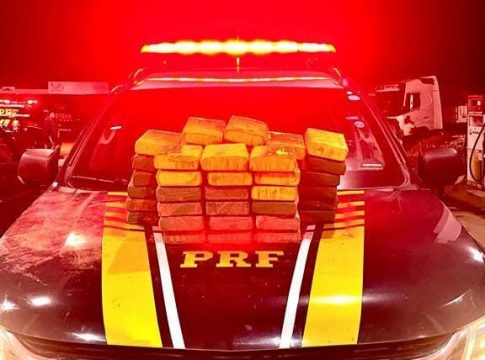 Um homem e a esposa foram presos em flagrante, em tese, por tráfico de drogas. Foto: PRF/divulgação