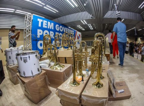 Escolas recebem instrumentos musicais do Estado
