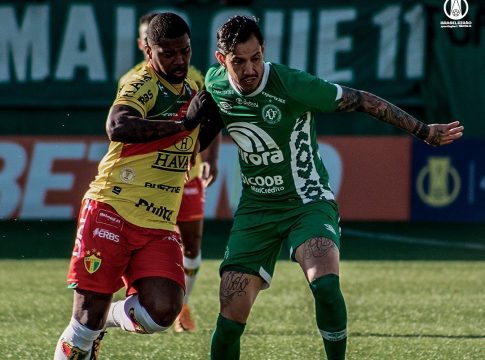 O Brusque já caiu e a Chape ainda luta para se manter na Série B. Foto: Brusque/Divulgação