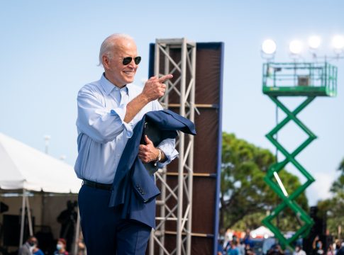 O presidente dos Estados Unidos, Joe Biden, surpreendeu ao confundir as cantoras Taylor Swift e Britney Spears em seus comentários. Foto: Adam Schultz