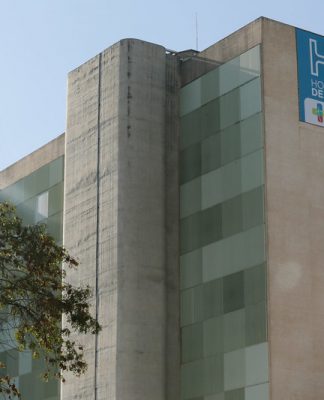 Mulher tenta esfaquear médico e é morta dentro de Hospital
