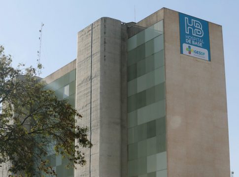 Mulher tenta esfaquear médico e é morta dentro de Hospital