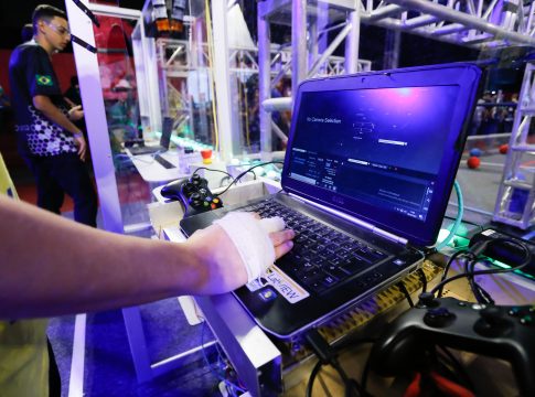 Segundo dados do Monitor de Empregos e Salários da Brasscom, a remuneração dos profissionais da área é mais do que o dobro da média nacional, chegando a superar em 118% o valor. Foto: EDS/SESI