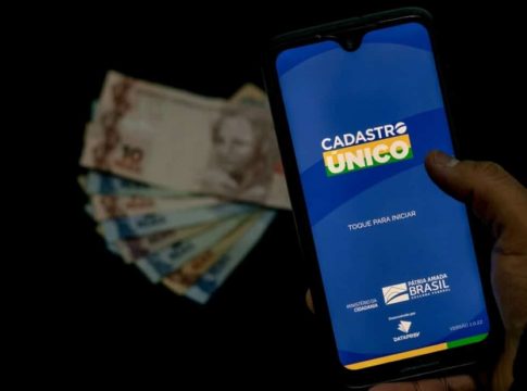 Atualize seu Cadastro Único até fevereiro de 2026 e garanta seus benefícios. Fique atento às notificações no aplicativo.