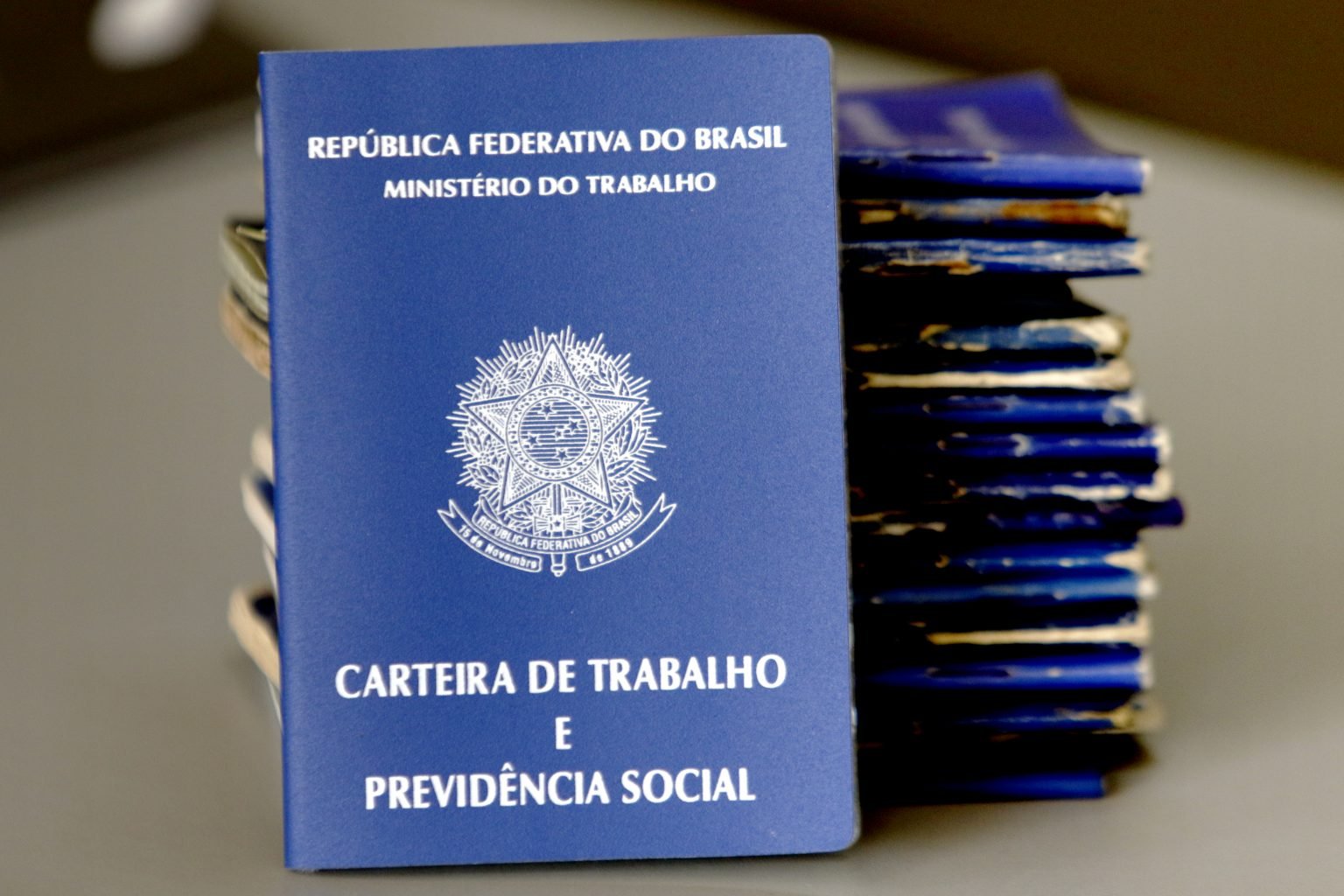 três dias ou mais de trabalho semanal em uma mesma residência configuram vínculo empregatício, obrigando o empregador a formalizar a relação