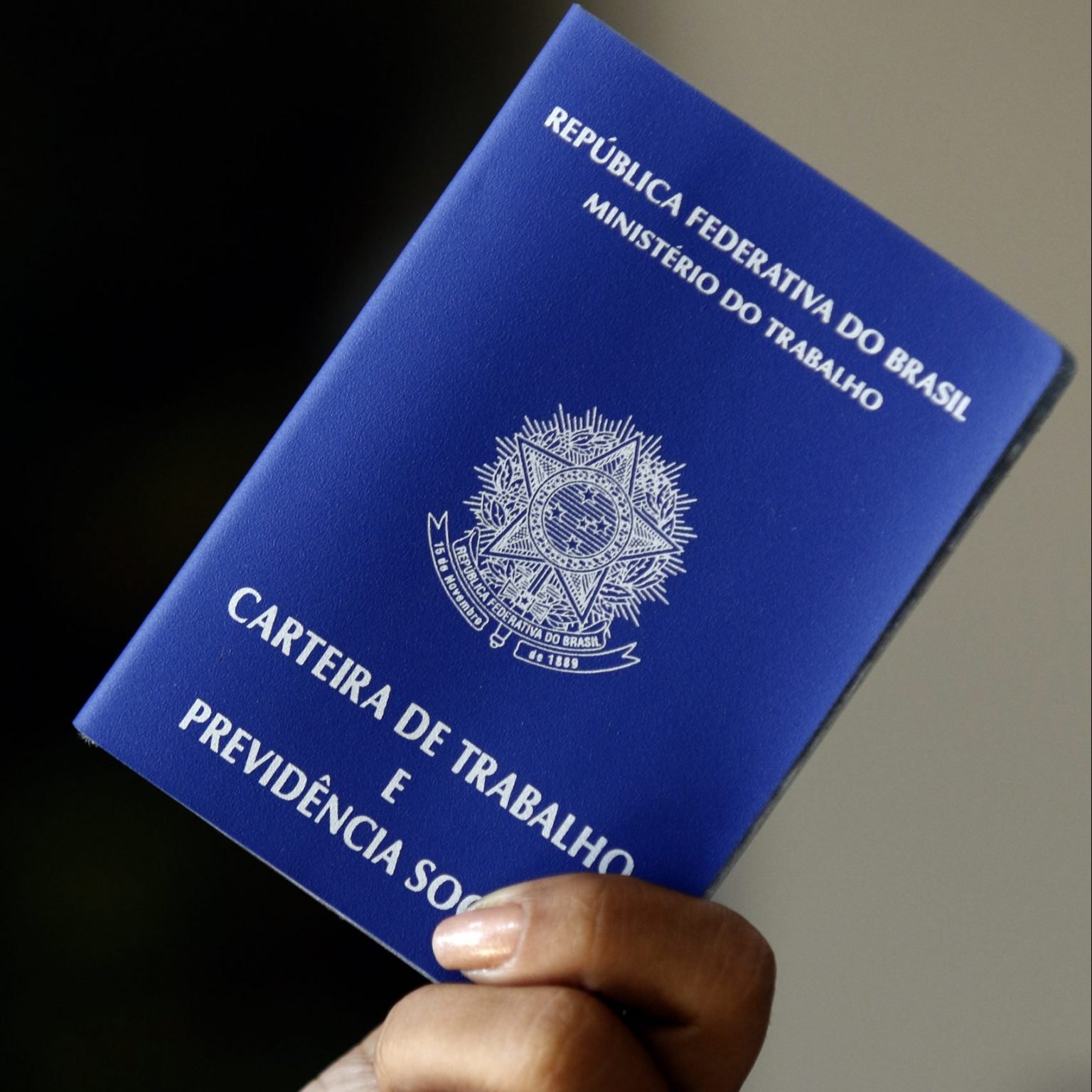 Ao decidir entre carteira assinada ou pessoa jurídica, muitos comparam apenas o salário líquido. Mas é essencial considerar toda a compensação.