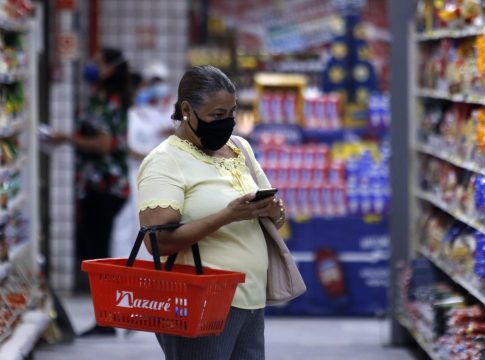 Já em vigor, novas regras preveêm a adoção de alertas de alimentos com alto teor de sódio, gorduras e açúcar na frente do produto e mudança na tabela de informação nutricional. Foto: Wagner Almeida
