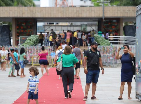 Belém, Pará, Brasil. Cidade. Público visitando a Basílica Santuário, o templo da maior festa mariana do mundo, o Círio de Nazaré. 11/10/2022. Foto: Irene Almeida/Diário do Pará.