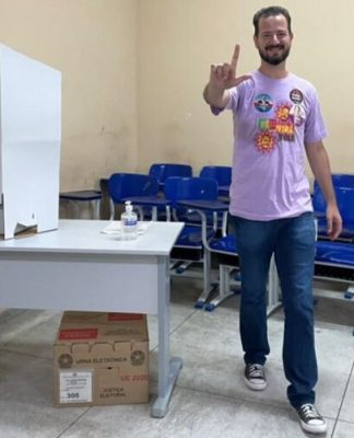 Adolfo Oliveira (PSOL) votou em colégio na Marambaia