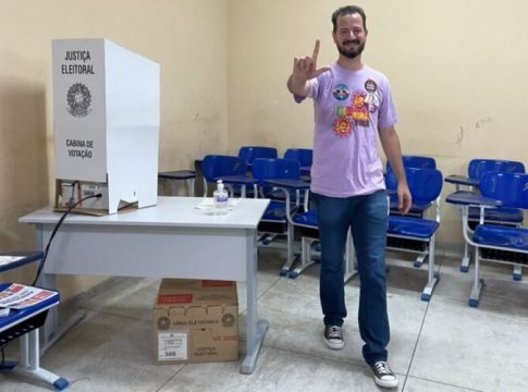 Adolfo Oliveira (PSOL) votou em colégio na Marambaia