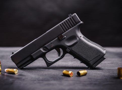Policiais militares e bombeiros militares ativos e inativos dos estados e do Distrito Federal poderão, a partir de agora, ter quatro armas em vez de duas Foto: Divulgação
