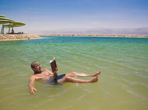 É impossível afundar no Mar Morto
