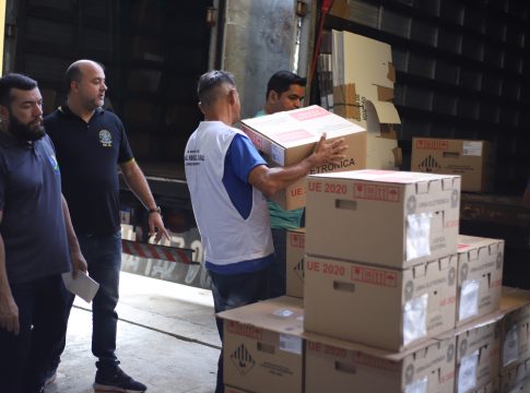 O embarque de urnas acontece até este sábado.                 Fotos: Nassif Jordy