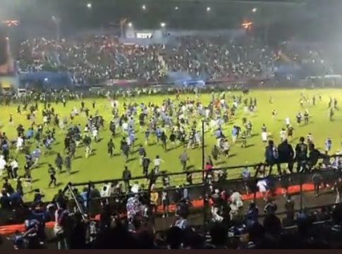 Confusão causa morte de 127 pessoas em jogo na Indonésia
