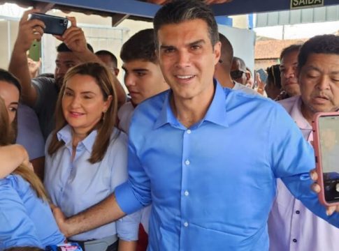 Vídeo: Helder chega para votar em escola de Ananindeua