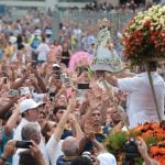 Em menos de 40 dias a população de Belém terá o esperado reencontro com a energia do Círio de Nossa Senhora de Nazaré. A grande procissão em homenagem à padroeira da Amazônia toma as ruas da capital paraense no dia 12 de outubro e o último mês que antecede a festividade é marcado pela intensificação dos preparativos e da programação ligada à festividade. Ainda que possua uma programação bem definida e que se repete a cada ano, a grandiosidade da festividade em homenagem à Virgem de Nazaré demanda uma preparação que se estende ao longo de todo o ano do Círio. O diretor coordenador da Diretoria da Festa de Nazaré (DFN), Antônio Sousa, brinca que o Círio começa quando o anterior termina. “Como assumimos desde o dia 6 dezembro de 2024, dali já se montam as diretorias, os casais que vão trabalhar. Nós temos oito diretorias, de vários setores, e funciona como uma empresa mesmo”, explica. “Então, desde aí já começam os contatos com os órgãos, com as instituições, programação dos eventos de evangelização durante todo o ano, as visitas, missas, adoração; temos o lançamento do cartaz, temos os livros de peregrinações que foram lançados há uma semana, que é um instrumento de evangelização muito forte. Então, cada dia vai aumentando os eventos, mas a gente vem se preparando desde dezembro do ano passado para que dê tudo certo”. Mesmo que toda essa preparação seja demandada ao longo de todo o ano, Antônio aponta que a partir de setembro, tudo se intensifica. Entre as atividades que demandam uma forte atuação estão as visitas da Imagem Peregrina de Nossa Senhora, que iniciaram desde o início do ano, mas que, naturalmente, são mais demandadas à medida que outubro se aproxima. “A gente está, hoje, com o número de visitas da Imagem chegando a quase 700 visitas. Nesse período do ano a gente chega a ter até 14 visitas por dia, onde a gente visita as instituições públicas, os nossos patrocinadores e apoiadores, os hospitais. São solicitações de diferentes locais e a gente tenta atender da melhor forma”. Com relação à preparação para as procissões em si, Antônio Sousa explica que as definições de procissões e eventos já estão com datas marcadas e tudo bem organizado, incluindo o planejamento estratégico com os órgãos de segurança e com a área da saúde. “O Círio tem as suas programações praticamente todas definidas. A novidade é o próprio Círio porque, quando ele acontece, tudo que está preparado, independentemente de estar programado, sempre é uma novidade porque o espírito do Círio que cria isso”, considera. “Nós temos duas procissões que alteram só a saída e o percurso, as outras permanecem com o mesmo percurso. As que mudam são a Procissão da Juventude, que este ano sai da Paróquia de São Miguel Arcângelo, que fica na avenida Alcindo Cacela; e a Procissão da Festa que também sai de uma das comunidades da Paróquia de Nazaré e, neste ano, sai da comunidade de São Brás, que fica na avenida José Malcher”. Com a proximidade do Círio e a conferência do clima da ONU, que será realizada em novembro, em Belém, o diretor coordenador considera também a possibilidade de haver um número maior de visitantes na cidade para acompanhar a procissão, mas ele destaca que todos os cuidados estão sendo adotados para que o Círio de 2025 transcorra sem imprevistos. “A gente sabe que em decorrência do acontecimento da COP30, deva ter, nas ruas de Belém, mais pessoas de outros estados, de outros países, que devem aproveitar a proximidade da COP para vir ver o Círio. Mas o Círio, na realidade, já tem muita gente participando. Então, o aumento do público não é uma grande preocupação porque a gente já trabalha para receber muita gente. O que a gente tenta é intensificar o trabalho tanto da área da saúde, quanto da área de segurança nos pontos cruciais, a partir de uma avaliação do que a gente viu de negativo e positivo no ano passado, para melhorar e tendo essa visão de que pode ser que o Círio receba um pouco mais de gente em determinados momentos e a gente está preparado para isso”, avalia. “Está tudo seguindo como Nossa Senhora gosta, tudo tranquilo e até agora sem nenhuma intercorrência. Acreditamos que será tudo direitinho, novamente. Mas independente de acreditarmos muito em Deus e Nossa Senhora, nós temos nossas preocupações e vamos correndo atrás para deixar tudo pronto para a população ter um Círio seguro e tranquilo”.