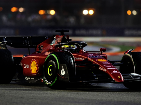 Leclerc voa no fim e fica com a pole position em Singapura