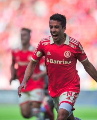 Internacional vence Santos e assume vice-liderança