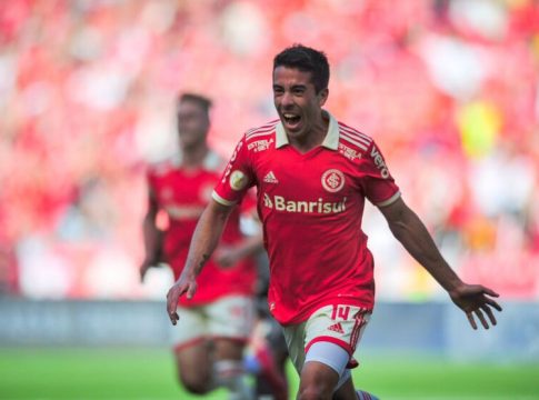 Internacional vence Santos e assume vice-liderança
