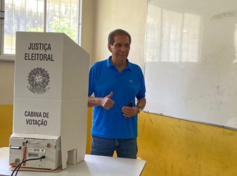 Senador Jader Barbalho votou em escola em São Brás
