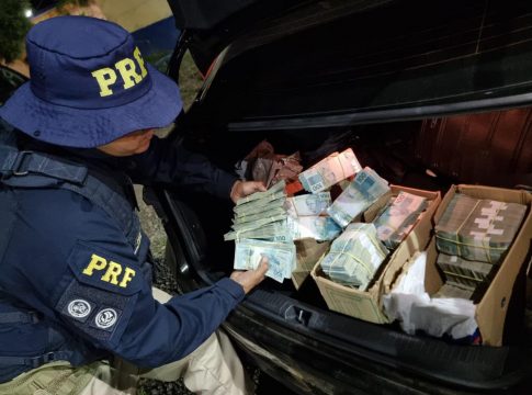A PRF apreendeu R$ 2,5 milhões dentro de um carro e há suspeita de crime eleitoral. Foto: PRF/divulgação