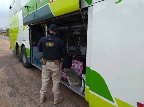A droga foi encontrada no interior de uma mala, durante inspeção no compartimento de bagagens. Foto: PRF/divulgação