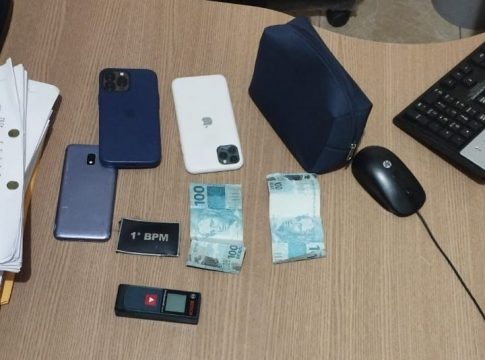 Dois aparelhos foram devolvidos para as vítimas, que reconheceram o homem como sendo o responsável pelo crime no dia anterior. Foto: PM/divulgação