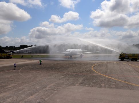 Os padres farão o procedimento de jogar água benta nos caminhões CCI, que realizarão o batismo das aeronaves. Foto: Mauro Ângelo/Diário do Pará