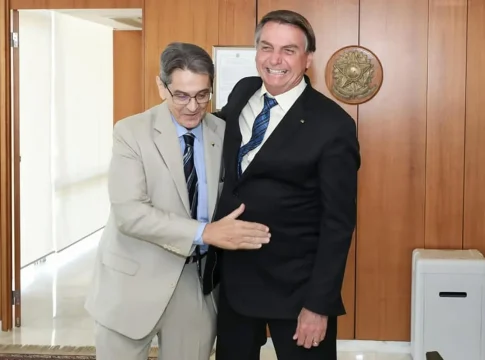 O presidente Jair Bolsonaro (PL) chamou o ex-deputado Roberto Jefferson (PTB), preso neste domingo (23), de criminoso e bandido. Foto: Divulgação
