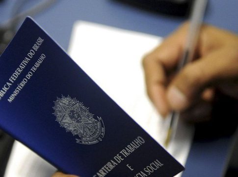 O PIS é pago pela Caixa a trabalhadores contratados com carteira assinada
FOTO: DIVULGAÇÃO

