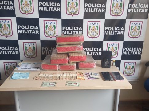 Um casal foi preso em flagrante com farta quantidade de drogas em um porto. Foto: PMPA/divulgação