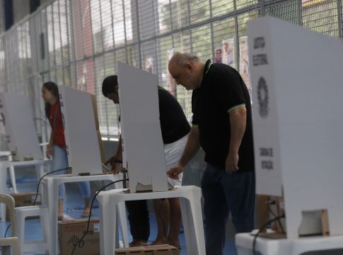 Eleitores votam no 1º turno.  Foto: Fernando Frazão/Agência Brasil