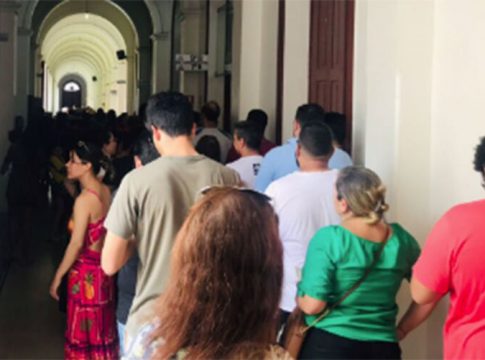 Longas filas estendem eleição após horário previsto