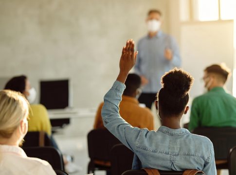O Senado aprovou hoje (7) o Projeto de Lei 1.958/2021, que reserva 30% das vagas de concursos públicos para pessoas pretas, pardas, indígenas e quilombolas.