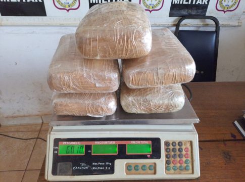 A dupla e o material foram conduzidos para a Delegacia de Polícia Civil. Foto: PMPA/divulgação