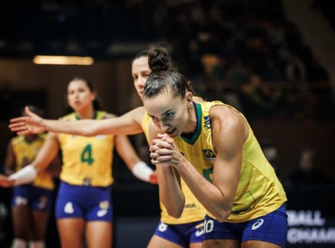 A seleção brasileira, comandada por Gabi, perdeu para a Sérvia na final. Foto: Divulgação/FIVB 